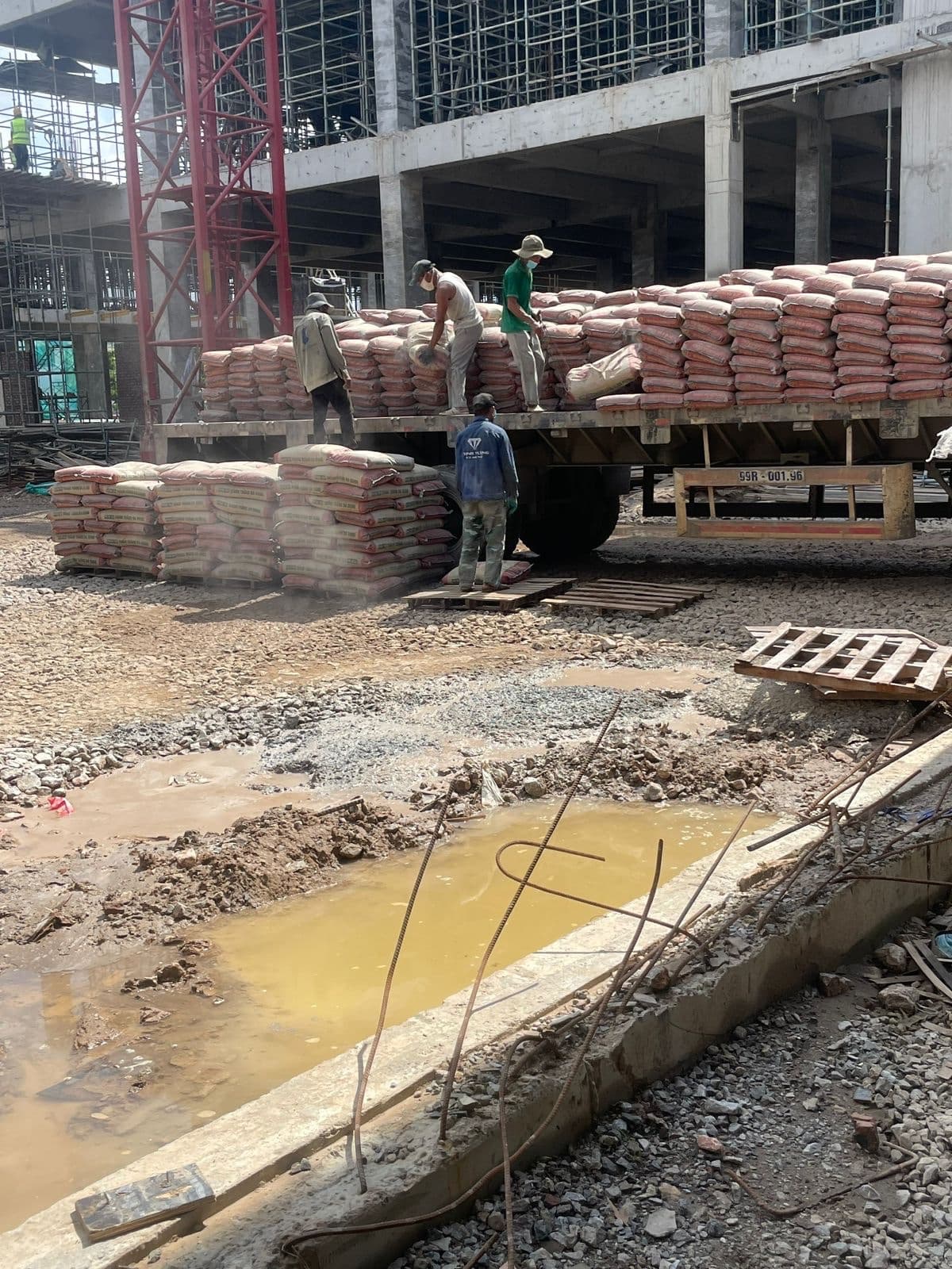 Thi công và giao vật liệu tại công trình