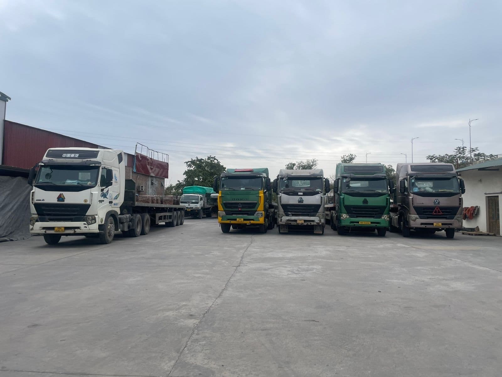 Đội xe sẵn sàng vận chuyển theo tiến độ công trình