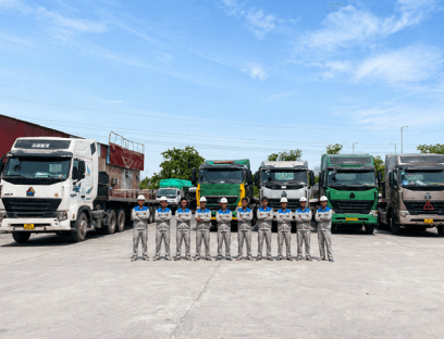 Đội ngũ Hoàng Hà 68 trước đội xe vận chuyển