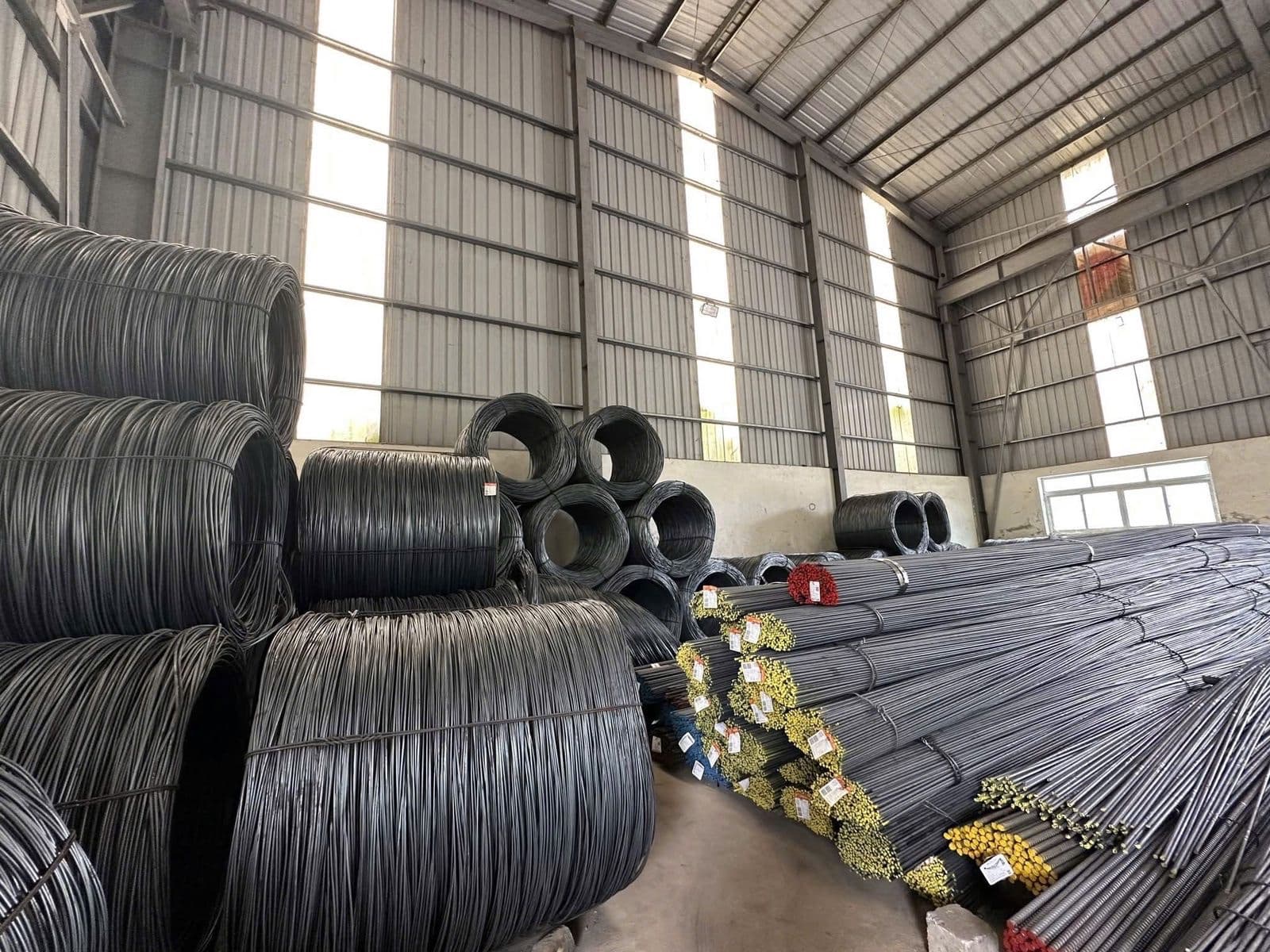 Kho vật liệu xây dựng với sắt thép, gạch, cát, đá